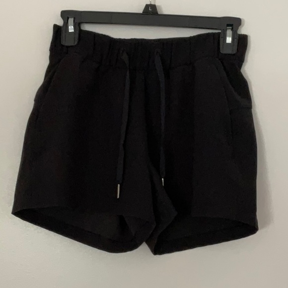 Lululemon shorts size 4 - Picture 1 of 3